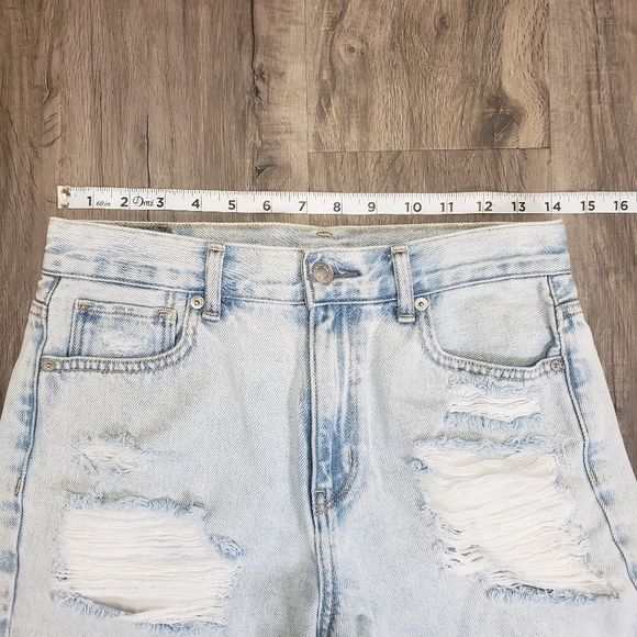 AE Mom Short Light Wash Women's 2 (28) High Rise Distressed Jean Shorts Raw Hem - Picture 5 of 8